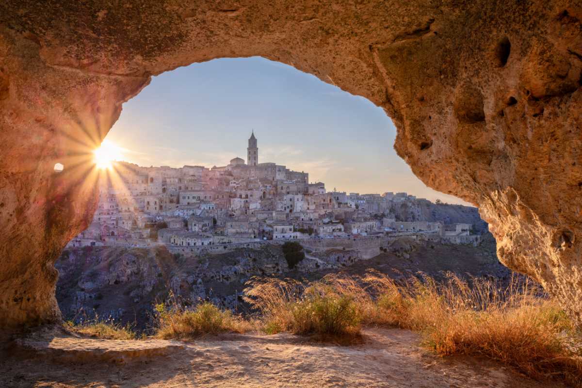 Panoramica aerea della città di Matera con i Sassi e la Cattedrale, mattina luminosa, atmosfera accogliente
